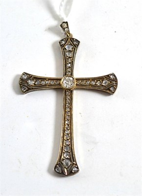 Lot 152 - A diamond set cruciform pendant