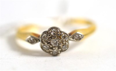 Lot 295 - A diamond cluster ring