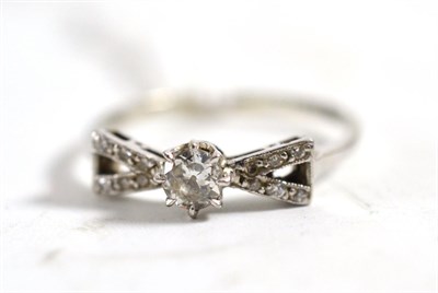 Lot 297 - An Art Deco diamond set ring