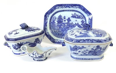 Lot 258 - A Chinese Porcelain Tureen and Cover, 18th...