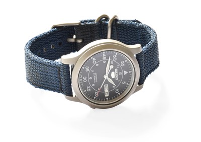 Lot 64 - A Seiko 5 Automatic Day/Date Wristwatch