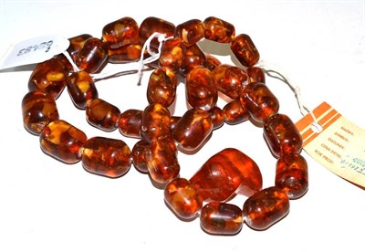 Lot 407 - An amber necklace and pendant