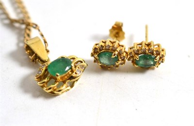 Lot 413 - An emerald pendant and earrings