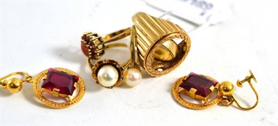 Lot 422 - A 9ct gold coin ring mount, a pair of drop earrings and four assorted rings