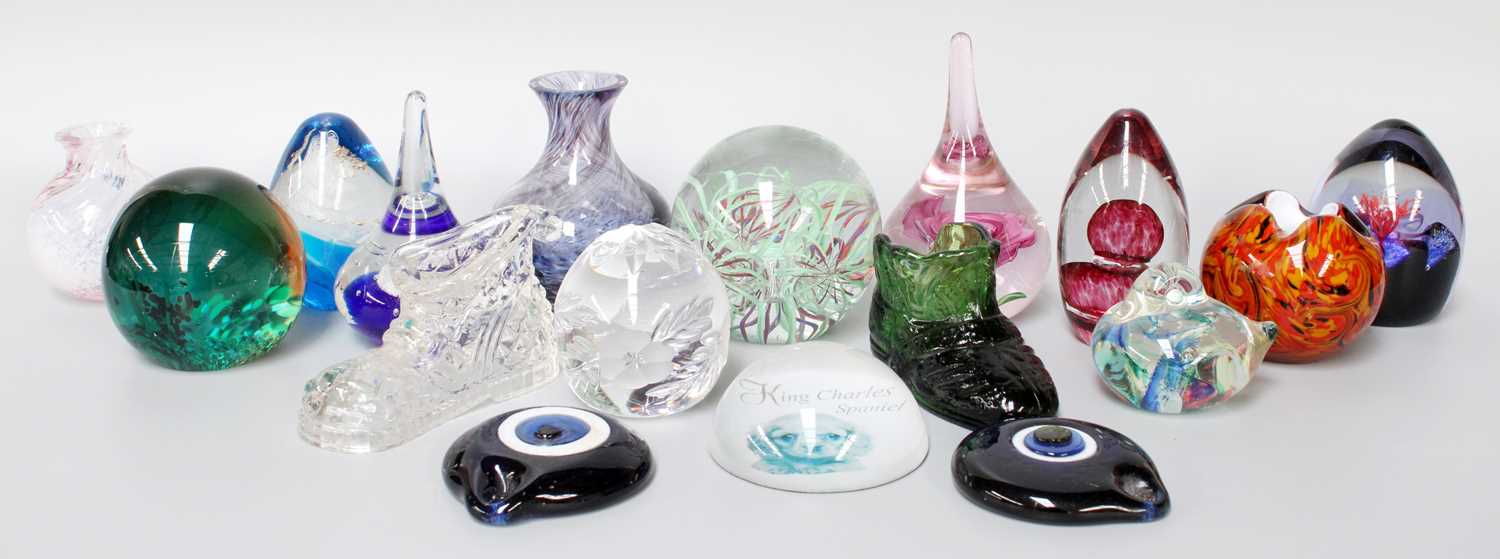 Lot 192 - A Quantity of Studio Glass Mainly Paperweight,...