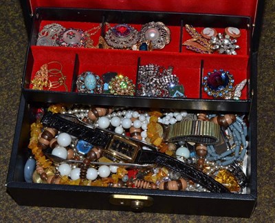 Lot 480 - Jewellery box containing assorted items including costume jewellery