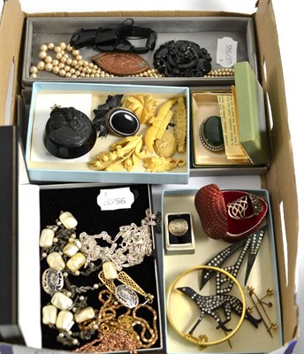 Lot 489 - A small quantity of jewellery, Whitby jet, sardonyx brooch, etc