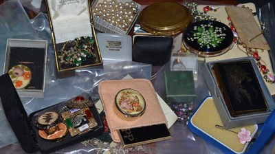 Lot 510 - Quantity of assorted costume jewellery, compacts, etc