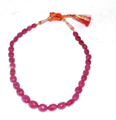 Lot 516 - A carved ruby bead necklace