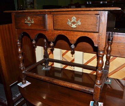 Lot 617 - An oak side table