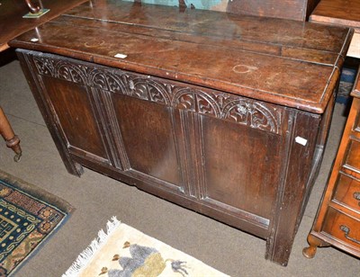 Lot 627 - A 17th century oak coffer