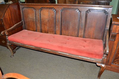 Lot 653 - An oak settle