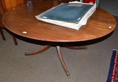 Lot 733 - A George III mahogany oval breakfast table