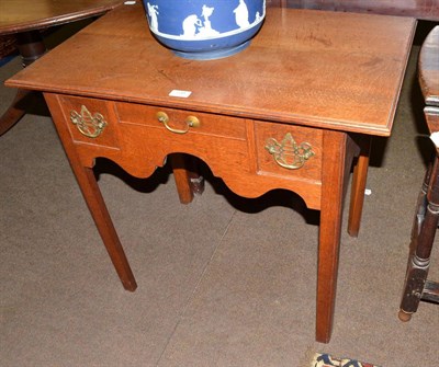 Lot 738 - An oak lowboy