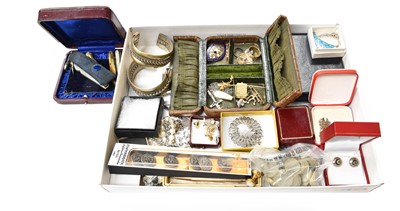 Lot 123 - A Quantity of Jewellery and Collectables,...