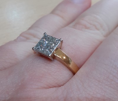 Lot 2016 - An 18 Carat Gold Diamond Cluster Ring four...