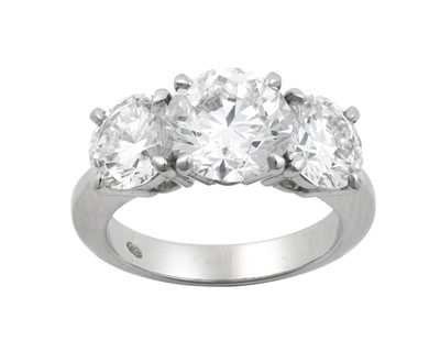Lot 2241 - A Diamond Three Stone Ring the graduated round...