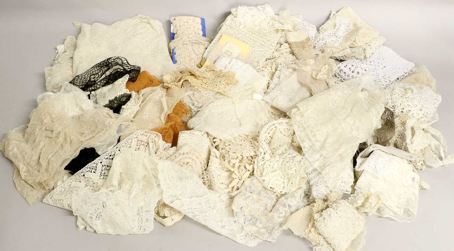 Lot 2026 - Quantity of Mainly 20th Century Lace...