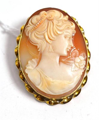 Lot 13 - A 9ct gold cameo brooch