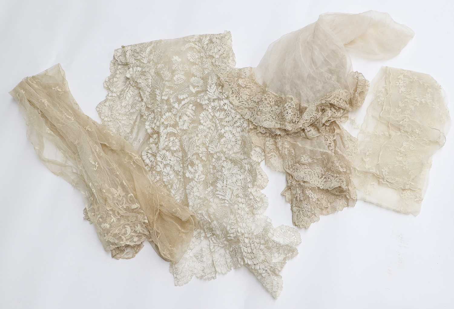 Lot 2045 - Late 19th/Early 20th Century Lace, comprising...