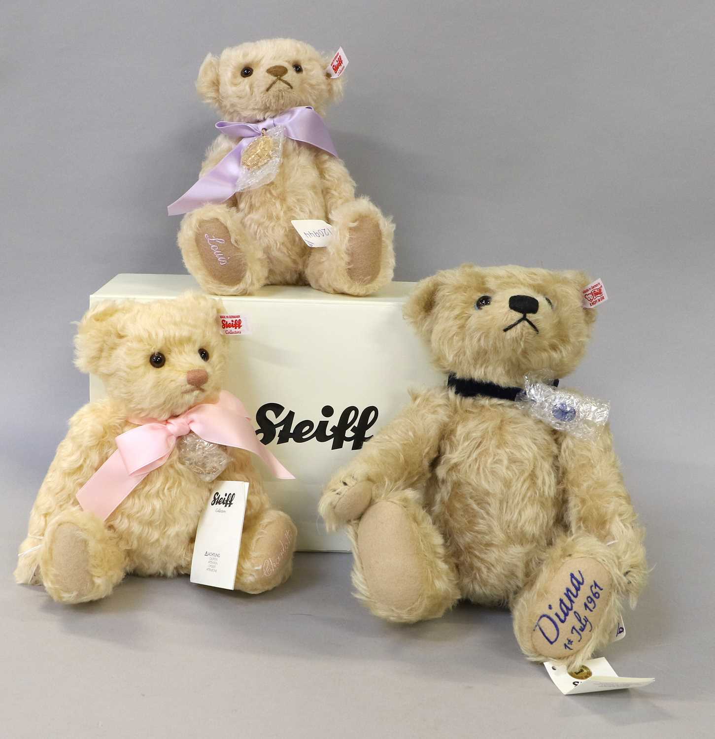 Lot 262 - Modern Steiff Bears comprising blonde Royal...