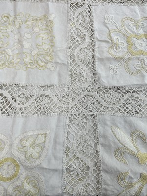 Lot 2005 - Assorted Linen and Textiles comprising damask...