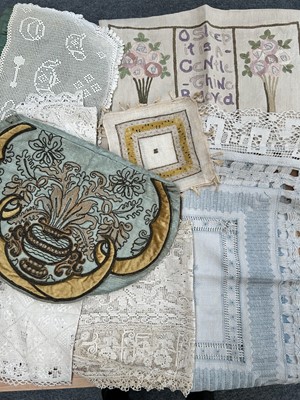 Lot 2005 - Assorted Linen and Textiles comprising damask...