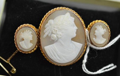 Lot 38 - A cameo brooch stamped '9CT'