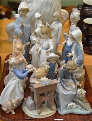 Lot 88 - A tray of fourteen ceramic figures including Nao, Lladro and Leonardo