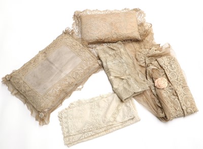 Lot 2035 - Assorted Early 20th Century Lace, comprising...