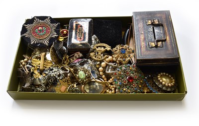 Lot 352 - A Quantity of Jewellery, including jet and...