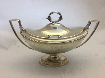 Lot 2019 - A Pair of George III Silver Sauce-Tureens and Covers