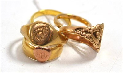 Lot 129 - Two 9ct gold rings, 18ct gold ring, 22ct gold ring and a yellow metal ring (5)