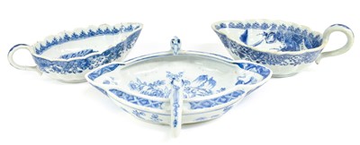 Lot 224 - A Chinese Porcelain Double-Lipped Sauceboat,...