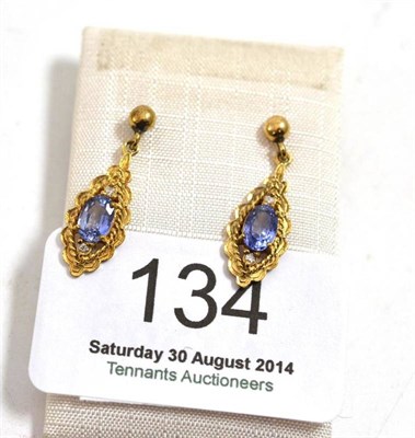 Lot 134 - A pair of cornflower blue sapphire drop earrings