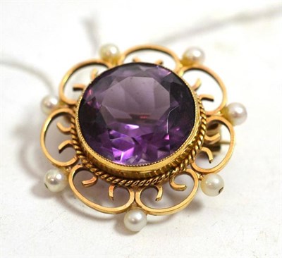Lot 138 - A 9ct gold amethyst and cultured pearl brooch