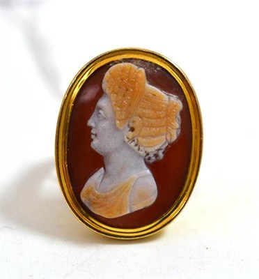 Lot 164 - A cameo ring