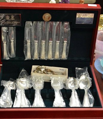 Lot 185 - Silver teaspoons and an Arthur Price Royal Pearl pattern forty piece Queen Mother canteen of plated