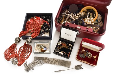 Lot 471 - ~ A Quantity of Costume Jewellery, including a...