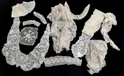 Lot 2073 - Late 19th/Early 20th Century Lace comprising a...