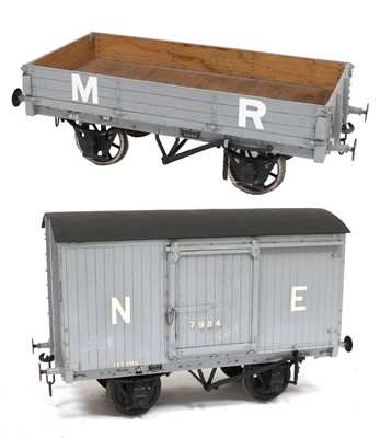 Lot 626 - 3 Carriages - 2 Grey 1 Brick Red