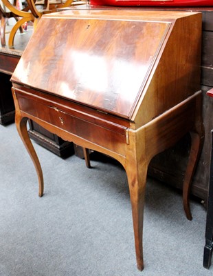 Lot 1208 - ~ An Early 20th century Figured Mahogany...