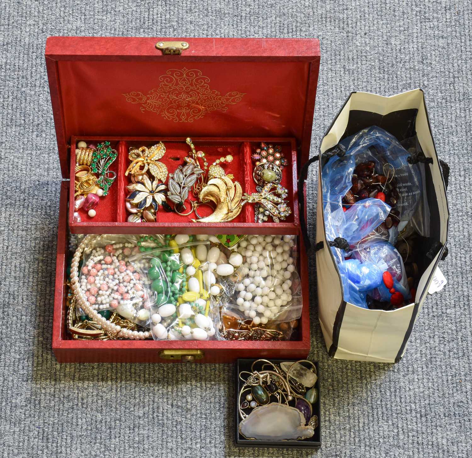 Lot 278 - A Quantity of Costume Jewellery, including...