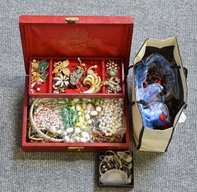 Lot 612 - A Quantity of Costume Jewellery, including...