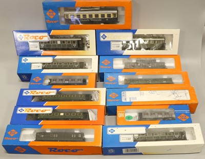 Lot 4355 - Roco HO Gauge Coaches