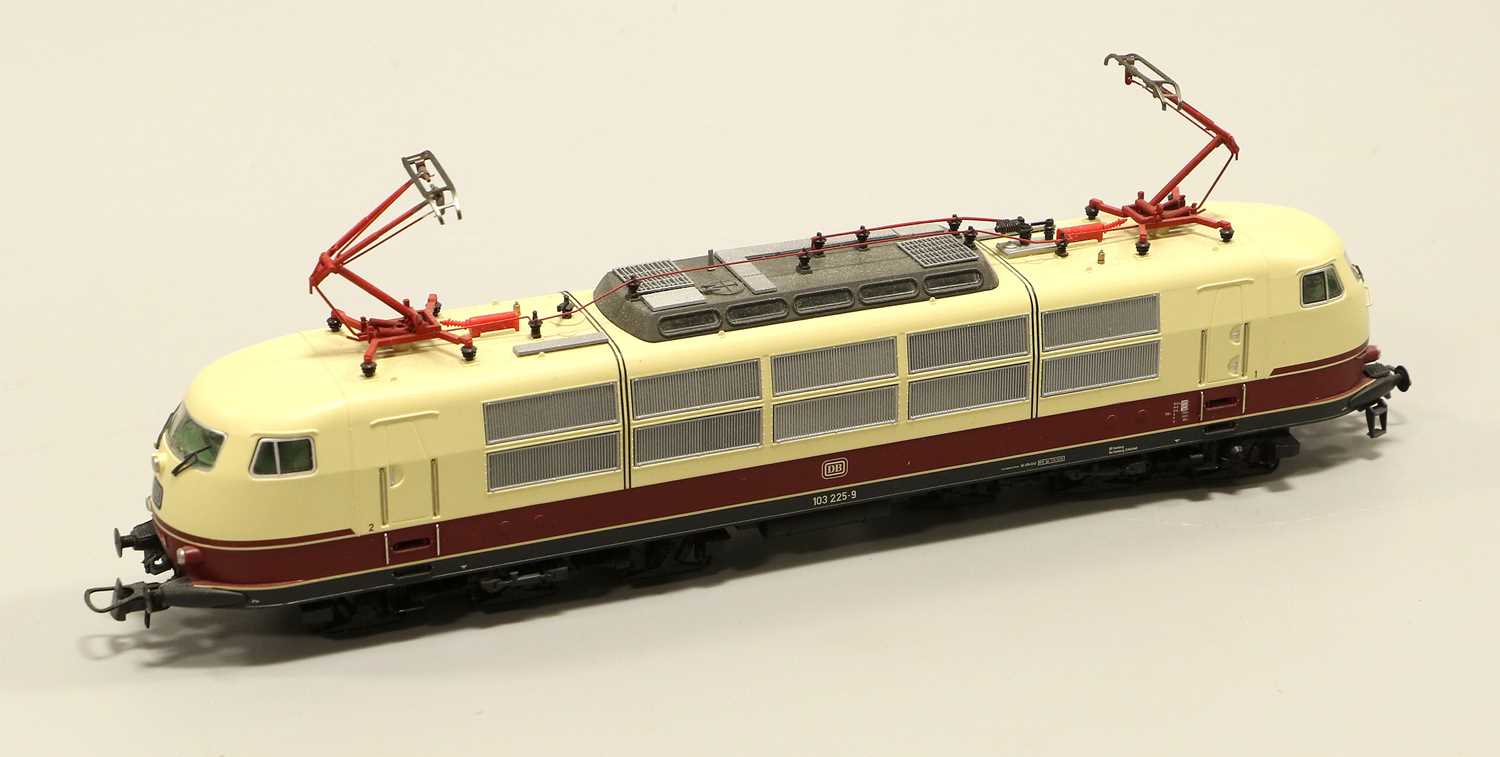 Lot 4351 - Roco HO Gauge 72307 DB Pantograph Locomotive 103225