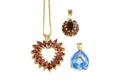 Lot 529 - A 9 Carat Gold Garnet Pendant on Chain, the...