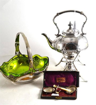 Lot 135 - A tea kettle, a plated basket with green glass liner, a pair of silver salts and a pusher