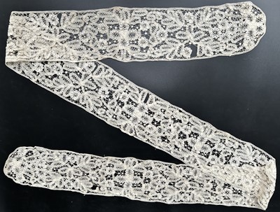 Lot 2054 - Early 20th Century Lace, comprising a...