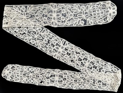 Lot 2054 - Early 20th Century Lace, comprising a...